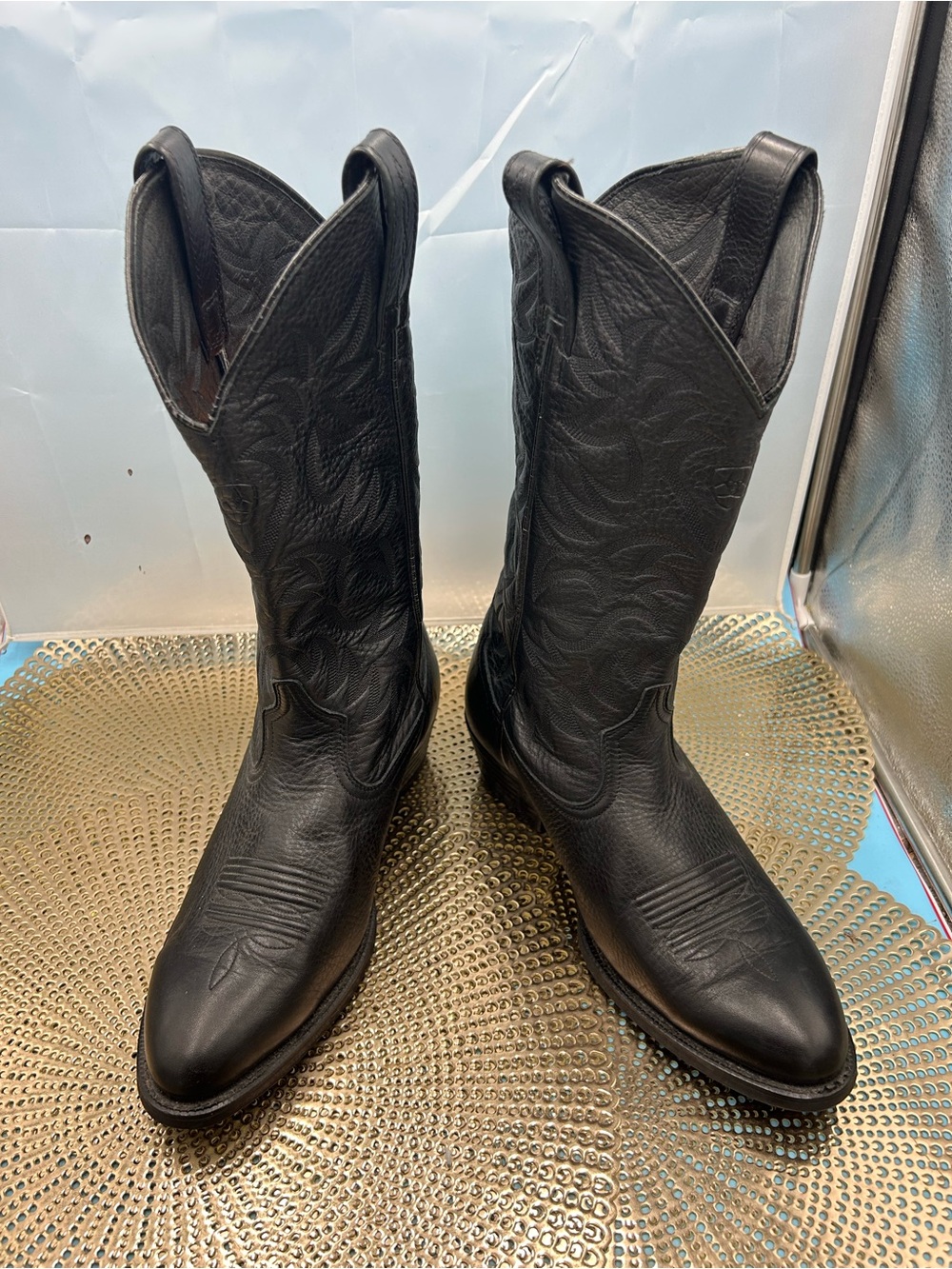 Ariat man 9.5 EE heritage traditional cowboy boots